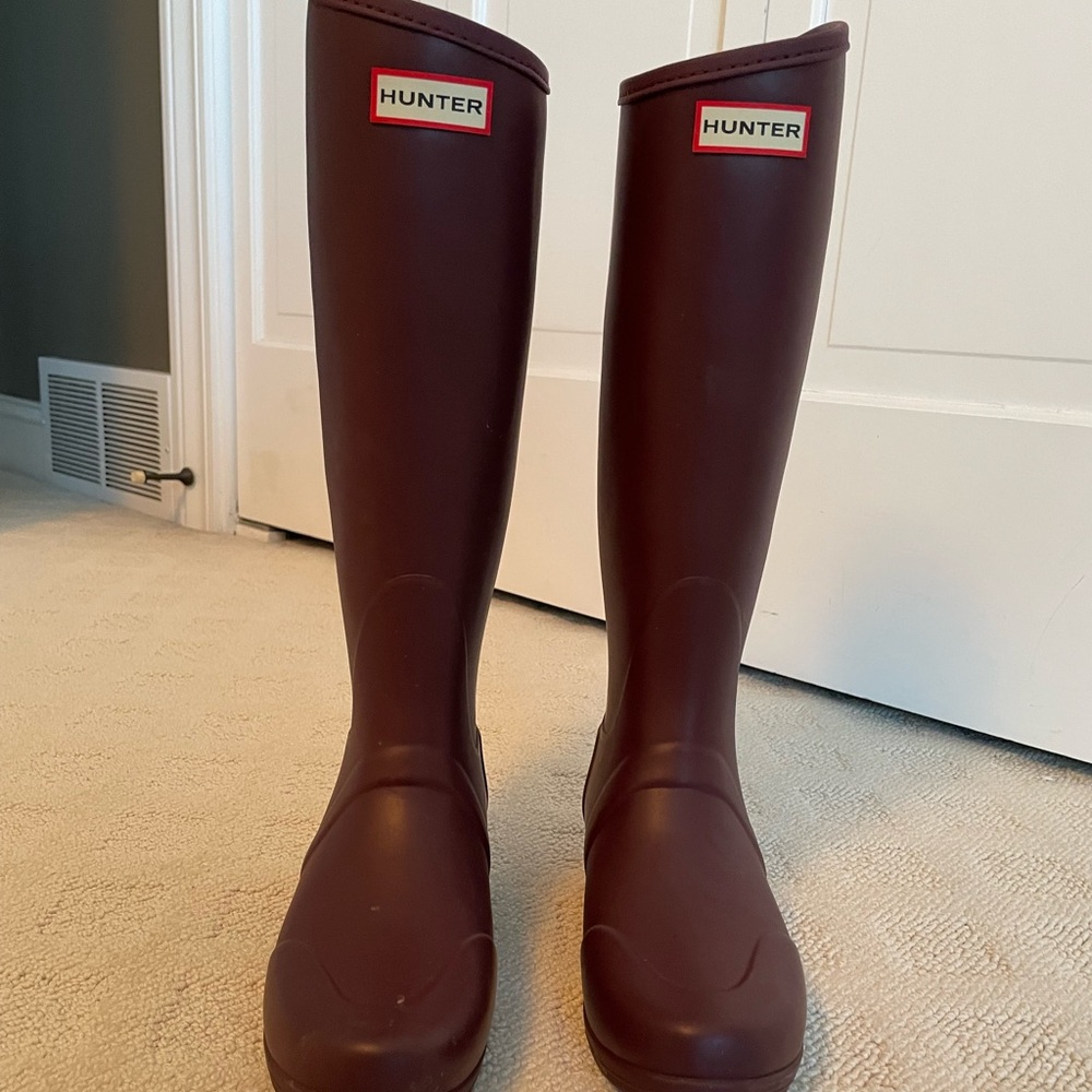Hunter Deep Purple Adjustable Knee High Rain Boots. Size US7